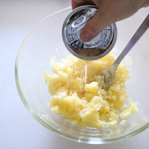 じゃがいもが熱いうちにツナ缶の汁、紫玉ねぎ、塩を混ぜる。