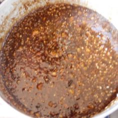 ご飯を炊いている間に、タレの材料を混ぜ合わせる（とろみ加減は水で調整）。