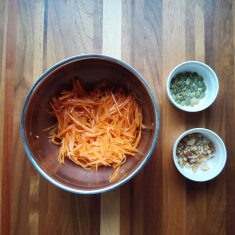 仕上げに炒ったクルミと南瓜の種を混ぜる。