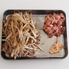 鶏もも肉は皮をはがし、皮と身と分けて食べやすい大きさに切る。
