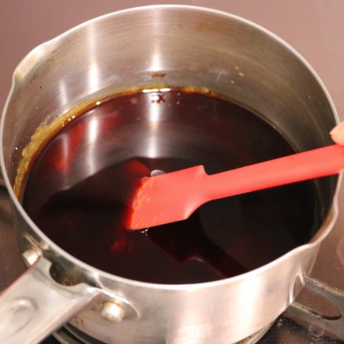鍋にしょうゆ、砂糖、ごま油、豆板醤を加え、砂糖が溶けるまでよく混ぜる。
