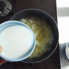牡蠣を戻し入れ、沸騰しないように温めて完成。器に盛って乾燥パセリをふる。