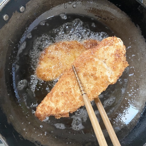 170℃に熱した油で3～4分揚げる。
