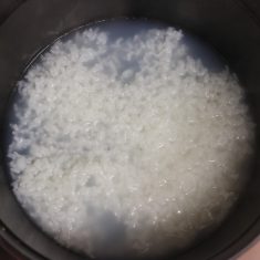 米に水を加え、中火で火にかけ、沸騰したら弱火にして、少し蓋をずらして30分程炊いたら出来上がり。