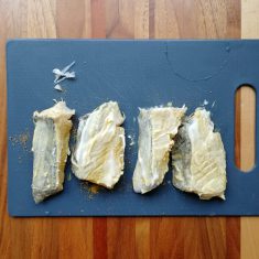タラは骨を除き、塩コショウとカレーパウダーを振り、マヨネーズを塗り、パン粉を絡める。