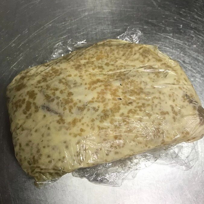 鯛の切り身の表面に、混ぜた味噌マヨが満遍なく着くように包み、冷蔵庫で一晩寝かせる