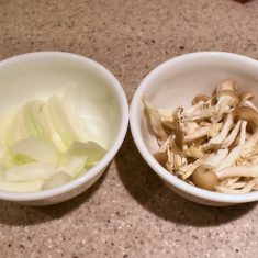 玉ねぎはくし切り、しめじは石づきを切り落とし1本ずつ分ける。