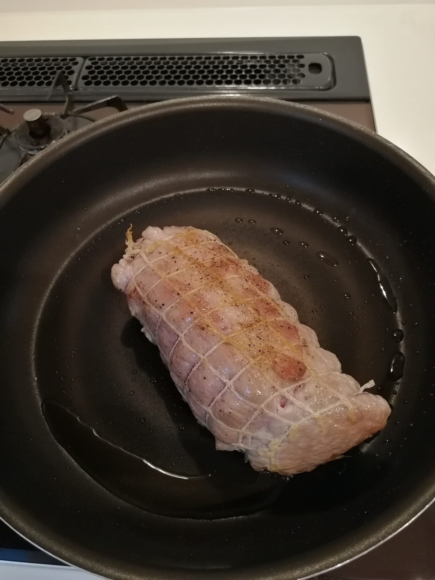 フライパンを熱し、オリーブオイルをひいて、豚肩ロースの表面を焼き付ける。全面をこんがりと焼き付けておかないと、肉汁がこぼれ出てしまいます。