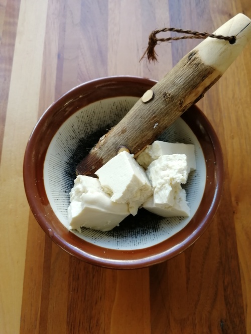 ①の豆腐、〈A〉を加えてなめらかにすりつぶす。