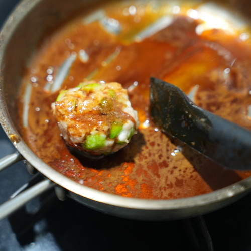 ＝A＝の材料をフライパンに入れて煮立てる。
とろみがついたらつくねにまとわせる。