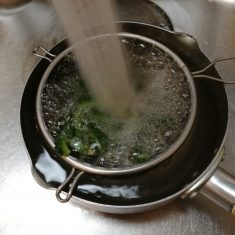 塩がついたまま、沸騰した湯で１分茹で、冷水にとる。