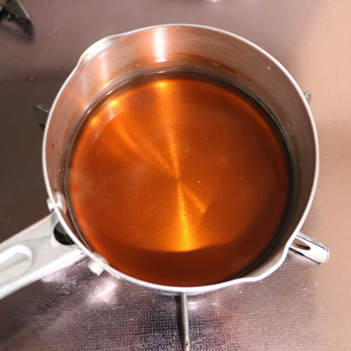 Aの材料をすべて鍋に入れ、砂糖が溶けるまで火にかけたら容器に入れ、しょうがのしぼり汁を入れたら温かいうちに2を入れる。
