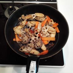 炒まったら調味料を入れて煮からめる。