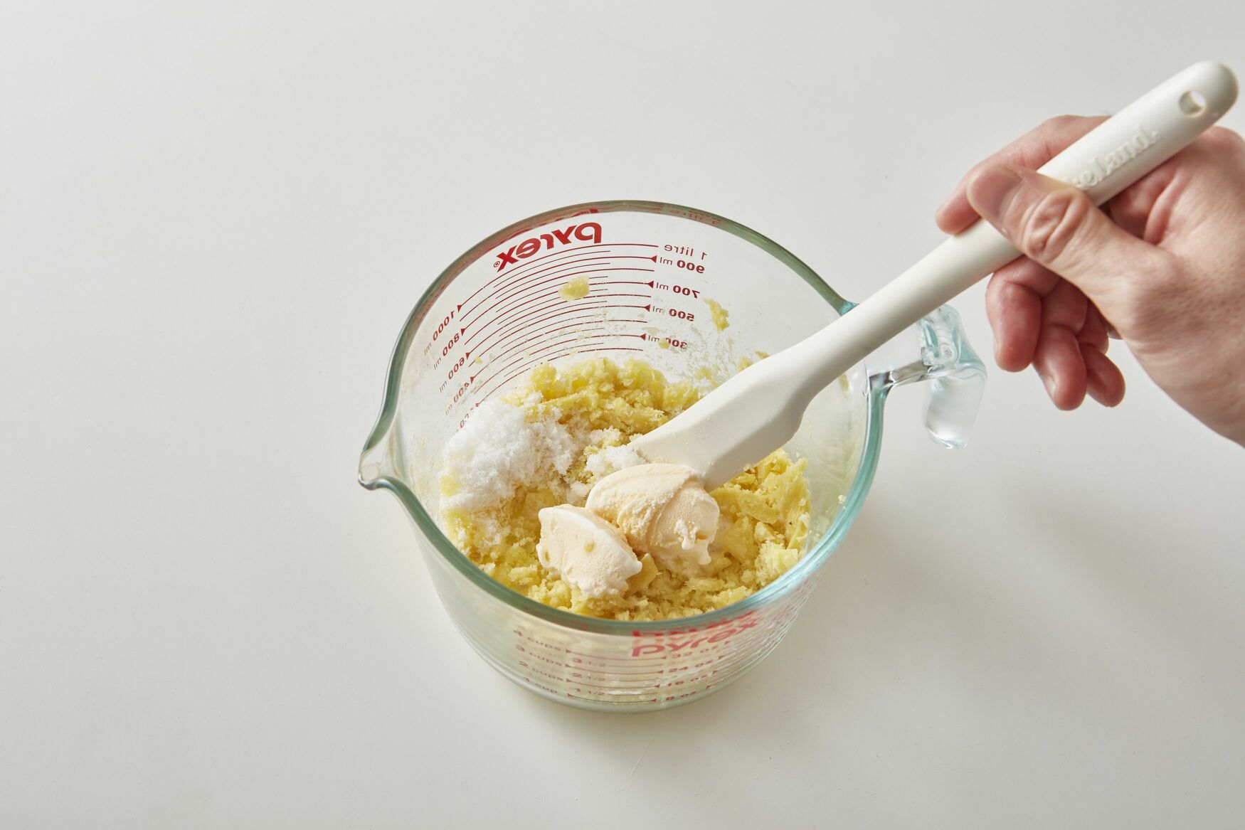 ２に砂糖、バニラアイス、バターを入れ混ぜ、ペースト状になったら、卵と牛乳を加えさらに混ぜる。