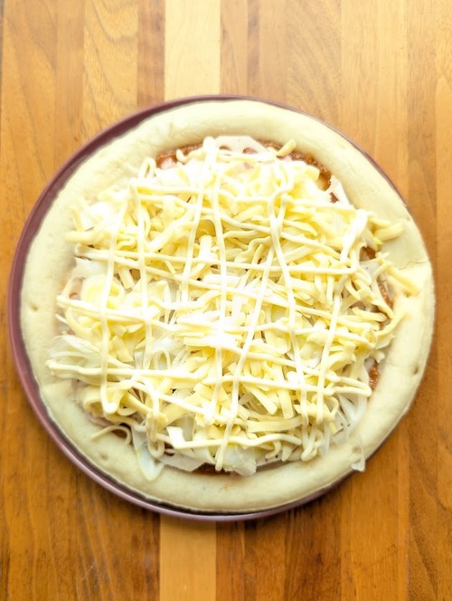 チーズをのせる。
マヨネーズをかける。