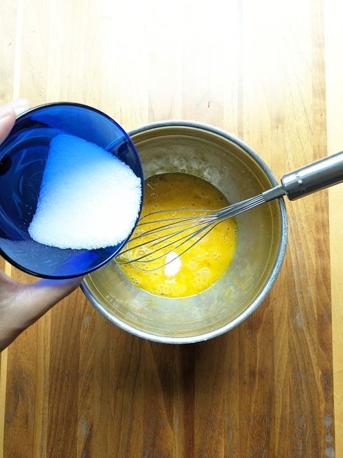 ボウルに卵を溶き混ぜ、砂糖を加えながらすり混ぜる。
