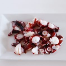 茹でだこはざく切りにし、パプリカパウダー、オリーブオイル、塩を加えて全体を混ぜる。