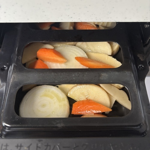 スナップえんどう以外の野菜をロティプレートに並べ蓋をして【上火：弱／下火：弱】で15分間焼く。