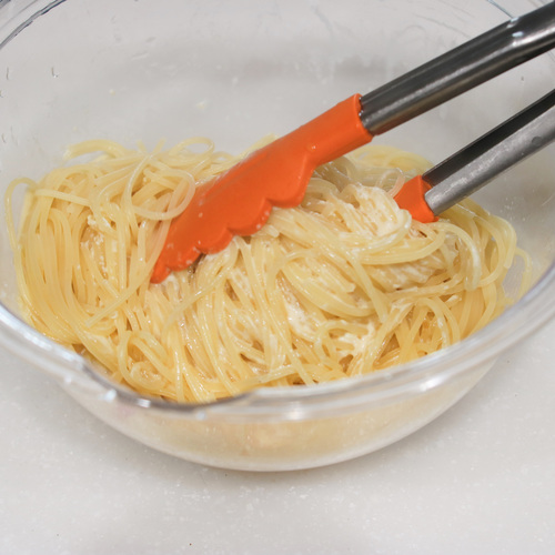 ゆであがったスパゲッティをボウルに入れたら手早く混ぜ、皿に盛ったら黒こしょうをかける。