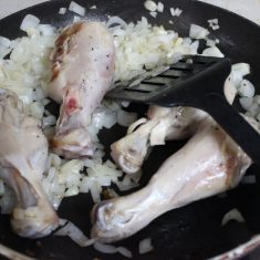 塩こしょうで下味を付けた骨つきの鶏肉を③に入れ、きつね色になるまで炒める。