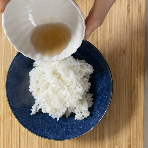 【酢飯】耐熱容器にすし酢の材料を入れてレンジで1分加熱し、よく混ぜる。温かいご飯と合わせて冷ましておく。