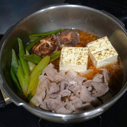 肉に火が通ったら焼き豆腐を入れ、1分程度温めたら完成。
