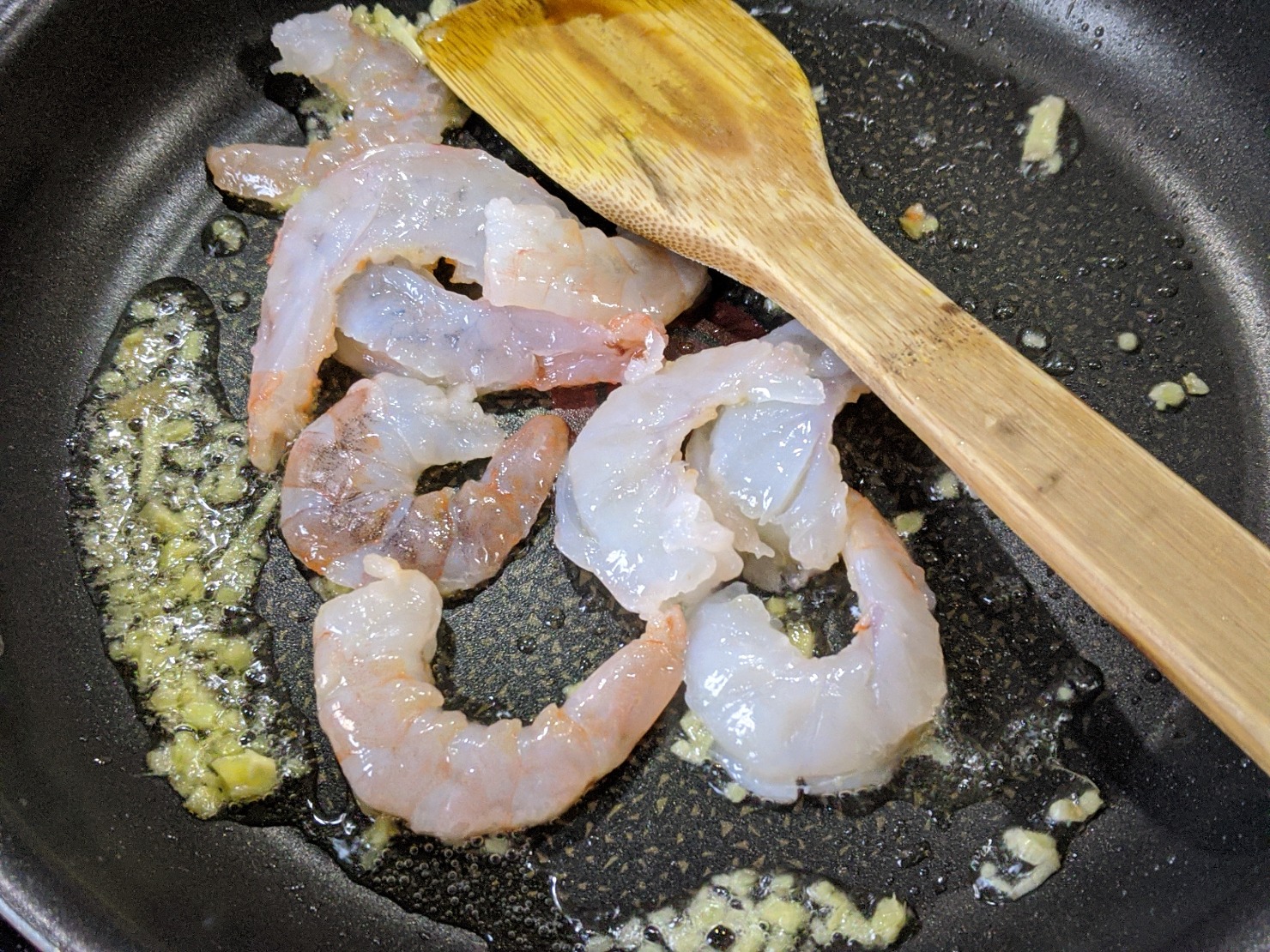 次に中火にして、エビをさっと炒め別皿に出して保温しておく