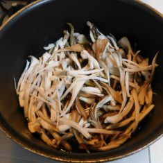 ②のきのこに火が通ったら、①の牛肉と千切りにした生姜を加え、煮汁がなくなるまで、煮詰める。