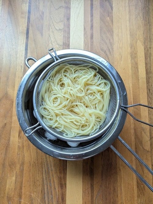 スパゲッティは茹で上がったら、冷水にとって冷やす。
よく水気をきる。