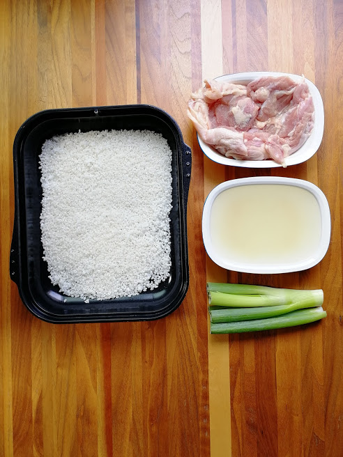 米は研いで水気をきっておく。鶏肉は塩コショウをし、皮目にフォークか包丁の先で数か所穴をあける。水400㏄におろしにんにく・おろし生姜・鶏ガラスープの素・酒を混ぜておく。