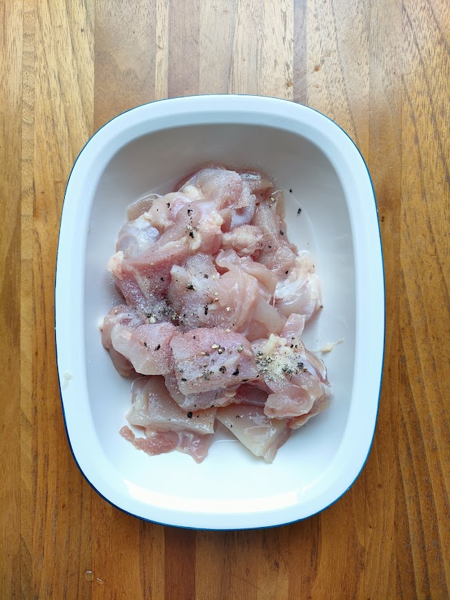 鶏もも肉は皮を取り除き、一口大に切り、酒と塩コショウを揉みこんで10分おく。