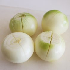 玉ねぎは半分くらいのところまで十字に切込みを入れる。ベーコンは5㎜程度の細切りにする。