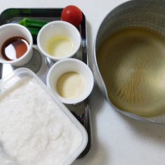 ゼラチンは、小さじ1（分量外）の水を加えふやかしておく。長芋はすりおろす。
