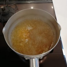 鍋に水２カップとコンソメを入れ、強火で煮立て、ボコボコと沸騰したら、①の卵液を流し入れ、すぐに火を止める。卵を入れたらお玉などで混ぜないこと。