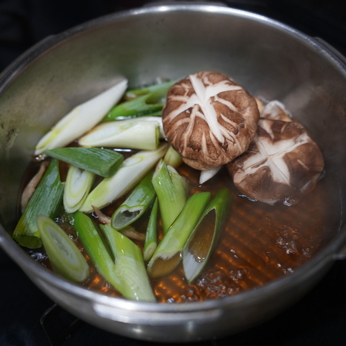 鍋に＝A=の材料を全て入れて中火で加熱する。
煮立ったらねぎとしいたけを入れ、フタをして2分程度煮る。