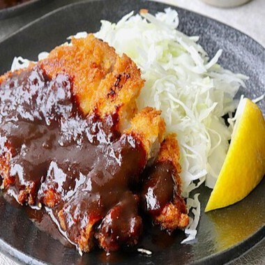 器にキャベツと食べやすい大きさに切った②を盛り、③の味噌ダレをかける。
レモンを添えて完成。