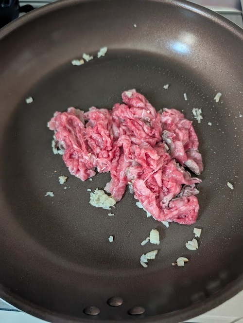 フライパンに油を熱し、にんにくとしょうがを炒め、香りがたってきたら牛肉を加える。
