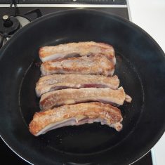 スペアリブに満遍なく塩コショウをする。フライパンでスペアリブを焼き付ける。