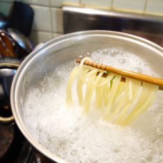 沸騰したら、塩を入れ、パスタを茹でる。
