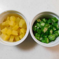 オクラは塩茹でし、輪切り。