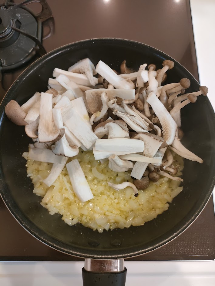 フライパンにバターを溶かし、にんにくと玉ねぎを炒め透き通ってきたら、きのこ類を入れてきのこがしんなりするまで炒める。