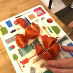 トマトをザク切りにする