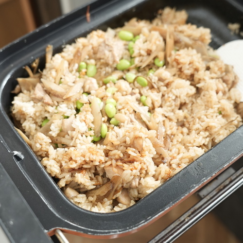 炊き上がったら枝豆を加えて混ぜる。