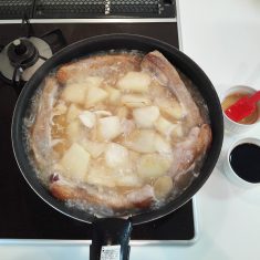 最後に強火で余分な汁をとばし煮詰める。