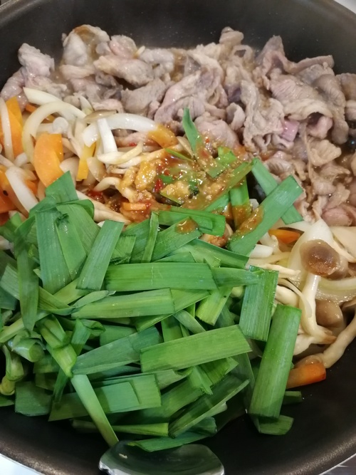 肉に火が通ったら、にらと合わせ調味料を加えてさっと炒め合わせる。