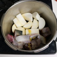 蓋を開けたら皿に盛り付ける。仕上がりに白髪ねぎをのせても綺麗です。