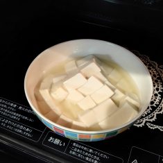 豆腐はサイコロに切ってレンジで１分半加熱しラップをかけて置いておく。