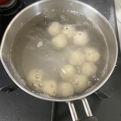  鍋に湯を沸かし⑨を入れる。浮いてくるまで中火で茹でる。