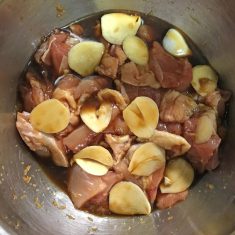 ①と②をボールに入れてしょうゆと酒を加え、よくもみこみ、6〜8時間冷蔵庫で寝かせる。