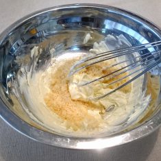 無塩バターを常温に戻し、砂糖を加えて白っぽくなるまですり混ぜる。